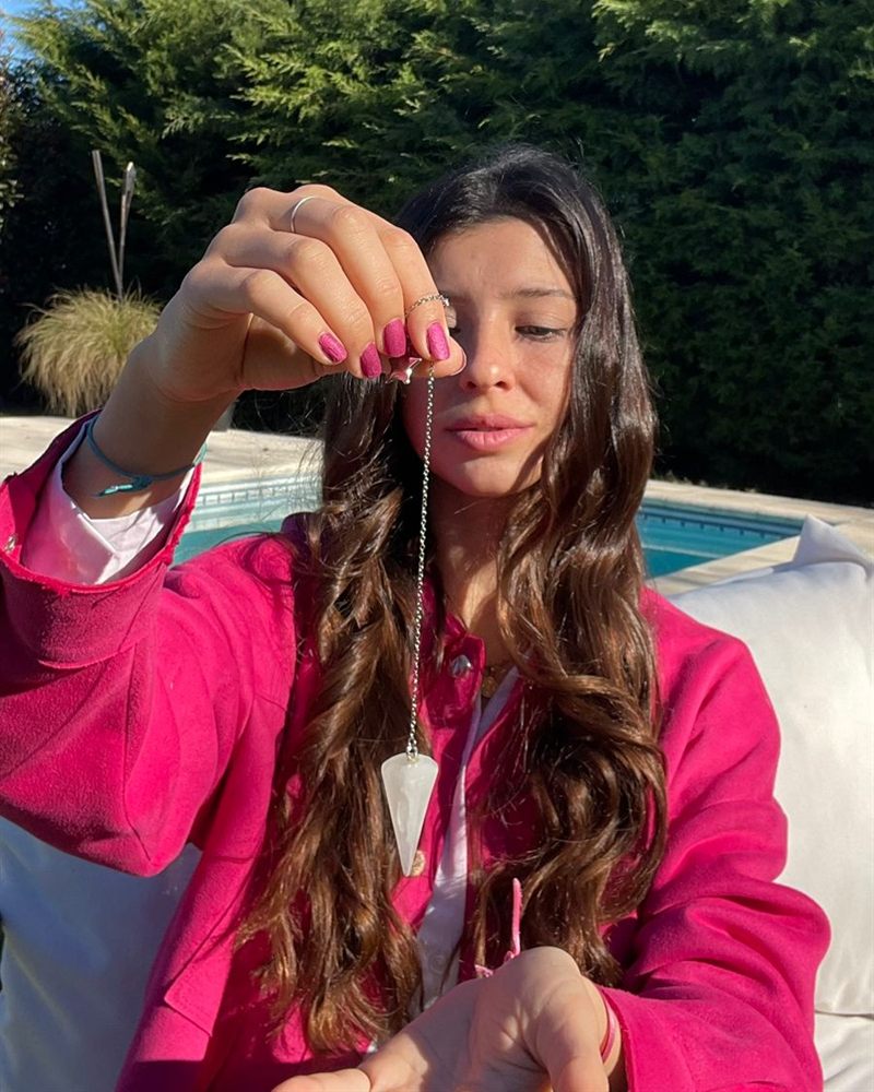 Maria Luján Medone midiendo la energía con su péndulo de radiestesia