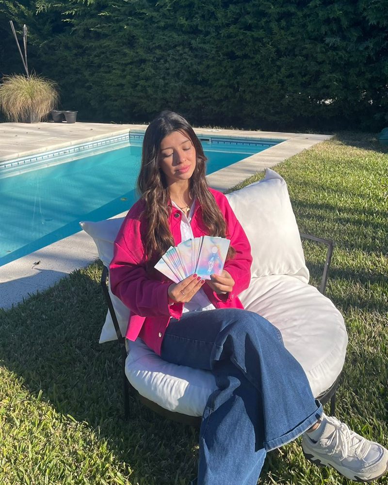 Maria Luján Medone con las cartas del oráculo que acompañan cada sesión